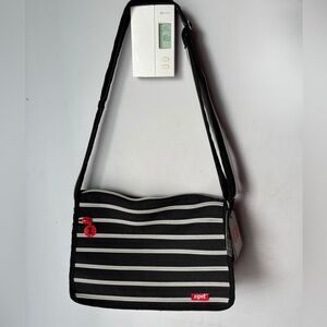 ZipIt Messenger Bag Silver and Black 11”x14” with adjustable strap NWT zipper